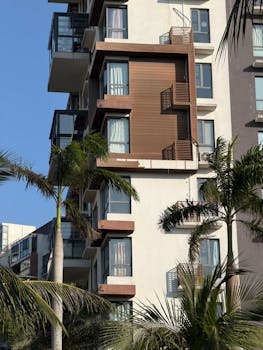 港股企业自曝违规操作；信托通道输送资金；关联方获益引发关注。