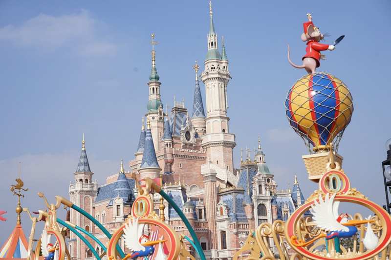 上海迪士尼十周年限定套餐引发热议，米妮造型蒸包售价不菲；东京迪士尼同类产品价格相对亲民，消费体验差异明显。