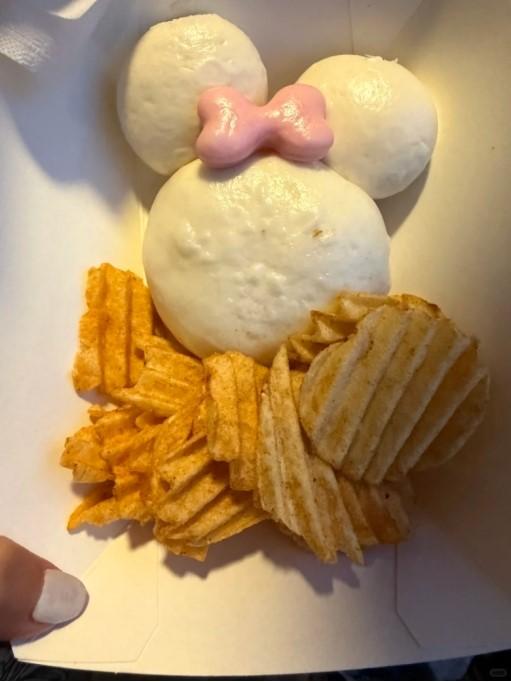  上海迪士尼十周年限定套餐引发热议，米妮造型蒸包售价不菲；东京迪士尼同类产品价格相对亲民，消费体验差异明显。 文化旅游