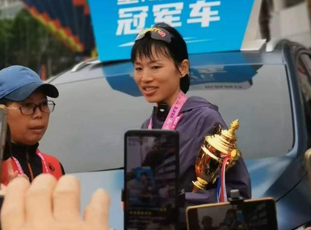  从白衣天使到跑圈顶流：张水华代言风波背后的团队困局与破局之道 体育新闻