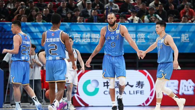 当杜锋因病离场:当职业体育里的"不得不",戳中多少球迷的心 体育新闻 当杜锋因病离场:当职业体育里的"不得不",戳中多少球迷的心 体育新闻